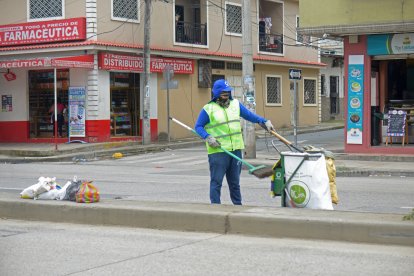 Recolectores de basura en la av. Casuarina limpian constantemente esa arteria.
