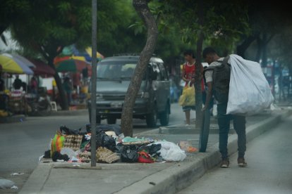 'Chamberos' merodeando entre desechos.