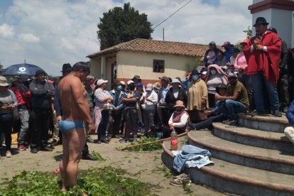 Foto.- Los implicados realizaron el deshierbe de un terreno como parte del trabajo comunitario que deben cumplir.