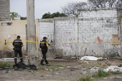 Policías acudieron al punto al que llevaron al cuerpo para poder retirarlo hacia la morgue.