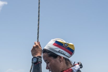 Carrera, envuelta en pensamientos antes de sumergirse.