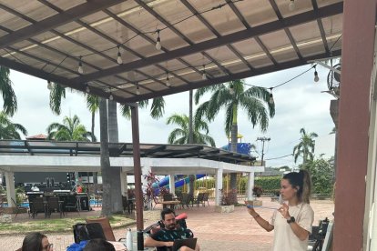 Ericka Carrera instruyendo a otros en apnea.