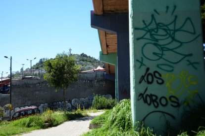 En algunas zonas de este sector capitalino hay grafitis con los nombres de bandas organizadas.