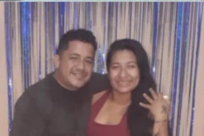 El Muertero con su actual pareja, Shirley Morales, quien también habría salido ayer de la cárcel.