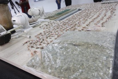 Más de 900 dosis de heroína, valoradas aproximadamente en 5 dólares cada una, fueron encontradas en la vivienda.