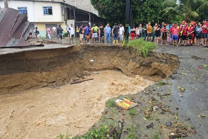 En el barrio La Primavera, al sur de Esmeraldas, un socavón se ‘tragó’ una vivienda.