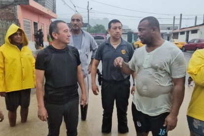 El gobernador de la provincia de Esmeraldas recorrió varios sectores afectados.