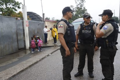 Policías en el sitio.