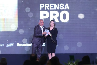 Jacqueline Quezada recibió el premio de EXTRA de manos del dirigente Miller Salazar.