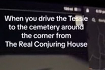 En Estados Unidos, un hombre captó un ente mientras conducía su auto eléctrico. En el GPS aparece una silueta humana, pero no había nadie.