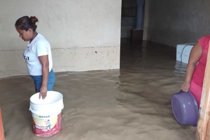 En algunas viviendas aún tenían el agua acumulada en sus viviendas.