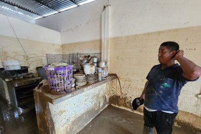 Las paredes, prendas y enseres sucios de lodo tras el desbordamiento del río.