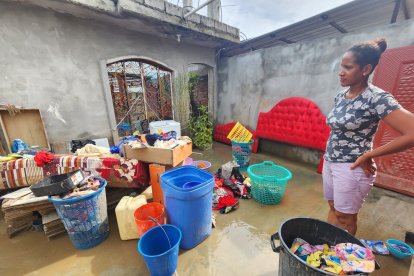 Afectados seleccionaron y pusieron a secar lo que pudieron recuperar.