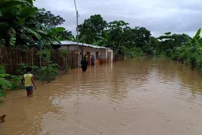 Las inundaciones han dejado varias afectaciones en su paso por esta zona de Manabí.