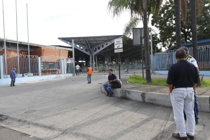 Usuarios que viajaban de sur a norte expresaron su malestar por el cierre.