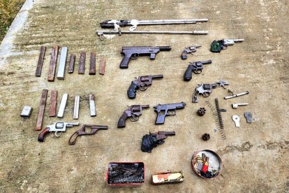 Otras armas encontradas en la vivienda.