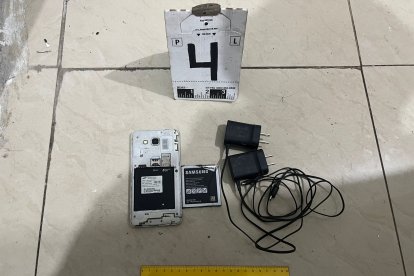 Un teléfono celular conectado a un detonador también fue hallado en el lugar.