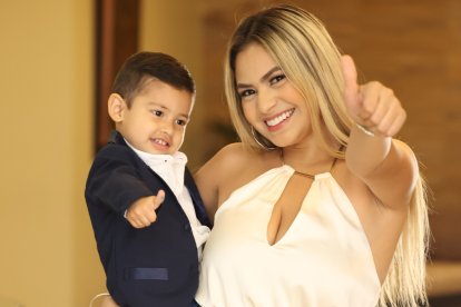 Doménica y su amorzote y motor, Mauro Villagomez, su hijo de dos años.