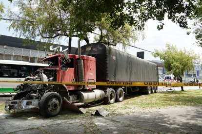 El vehículo pesado estaba quemándose y su chofer se bajó a apagarlo. Luego huyó del lugar.