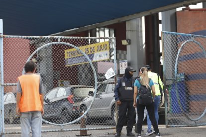 Un guardia de seguridad informa a los usuarios que el servicio de la Troncal 2 estaba suspendido, la mañana del jueves 1 de febrero.