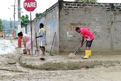 Con volquetes y maquinaria pesada, con palas y escoba removieron la tierra y el lodo acumulado en aceras y vías.