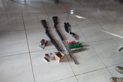 A uno de los aprehendidos le hallaron dos carabinas, un revólver, un cuchillo y municiones.