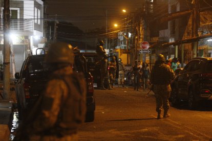 Durante el toque de queda, las familias se quedan en los portales de sus viviendas a conversar.