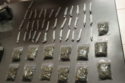 El detenido tenía pequeñas funda de marihuana.