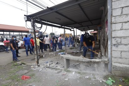 Personal municipal derrumbó las estructuras.