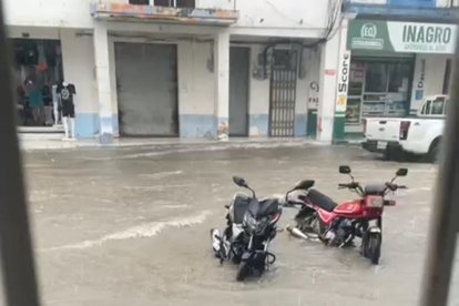 La lluvia ha dejado anegadas las calles de Esmeraldas.