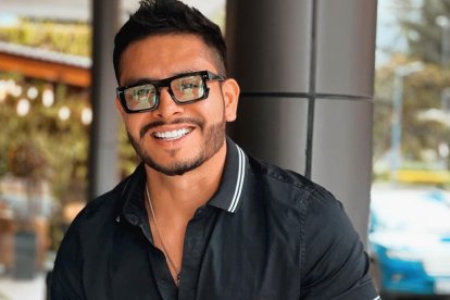 El actor y presentador Jonathan Estrada actualmente está casado con la cantante Dayanara.