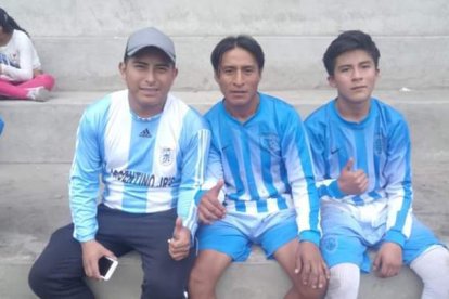 El joven (primero de la derecha) se dedicaba jugar fútbol en la Mitad del Mundo, al norte de Quito.