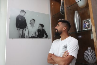 Noboa en su habitación tiene la foto de sus dos hijos, que están en Rusia.