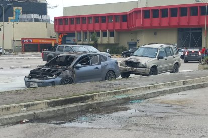 El día del hecho los cuerpos de los guardias quedaron en el estacionamiento de vehículos.