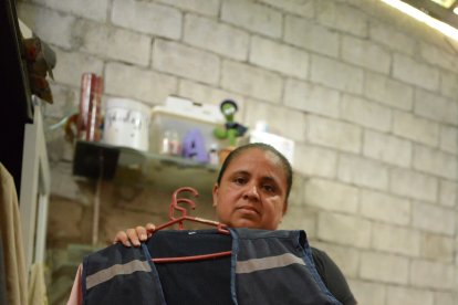 Shirley conserva el chaleco que su esposo utilizaba para trabajar.