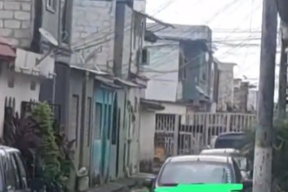 Captura de pantalla del video en el que se ve fuera de las rejas a los vehículos desde donde habrían disparado.