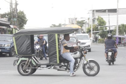 Según moradores, las tricimotos no suelen respetar las señales de tránsito.