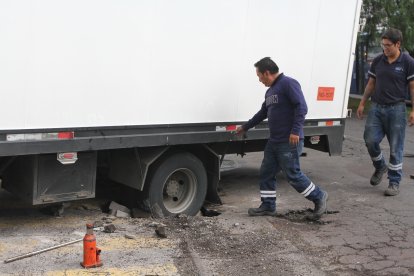 Sobre la avenida Galo Plaza Lasso, un camión quedó atrapado en otro ‘huecazo’.