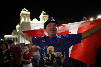 Seguidores de Bukele celebran el triunfo virtual de Bukele.