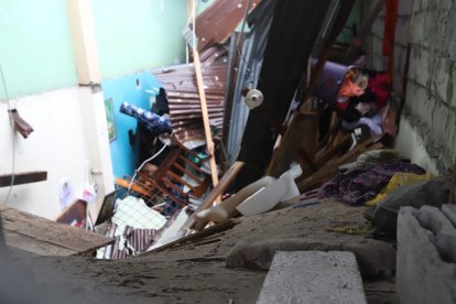 Las pertenencias quedaron en el suelo luego del colapso de la pared.