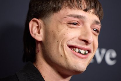 El cantante mexicano Peso Pluma luciendo dientes de oro.