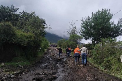 Personal de Secretaría de Riesgos recorrió una zona de la quebrada.