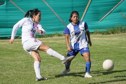 Angie Bermeo (i) viajó desde Manabí para defender a Barcelona en la final.
