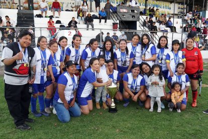 Las jugadoras de PSL y su celebración tras ser coronadas como las monarcas de Nueva Aurora.