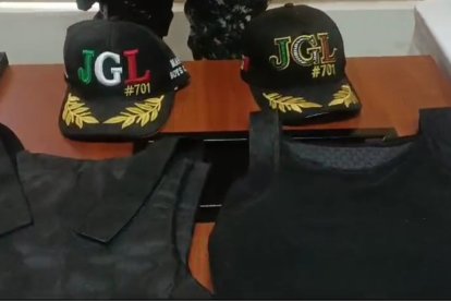 Estas gorras con las inciales del Chapo Guzmán estaban en poder de los presuntos Choneros.