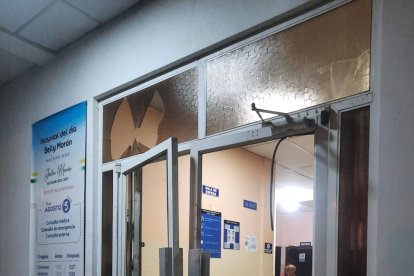 En los exteriores de la casa de salud quedaron los rastros de sangre de los dos heridos.