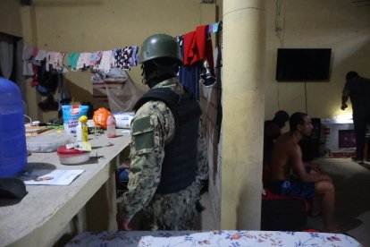 Los militares interrogaron a varias personas que estaban al interior de inmuebles sospechosos de albergar personas de interés y objetos ilícitos