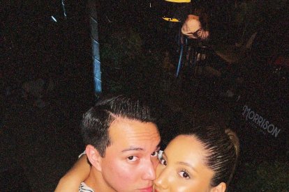 Los actores Álex Vizuete y Gigi Mieles.