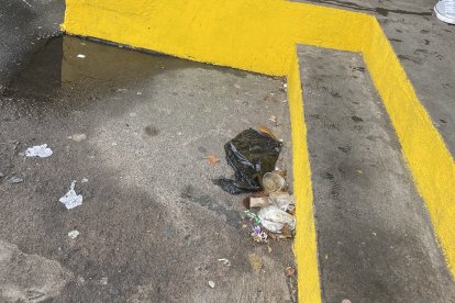 En los bajos del puente del Guambra, en la avenida 10 de Agosto, hay quienes lanzan desechos.
