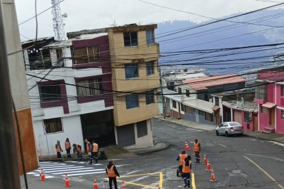 Obreros municipales pintaron la señalética en la intersección de Guatemala y Condorcunga.